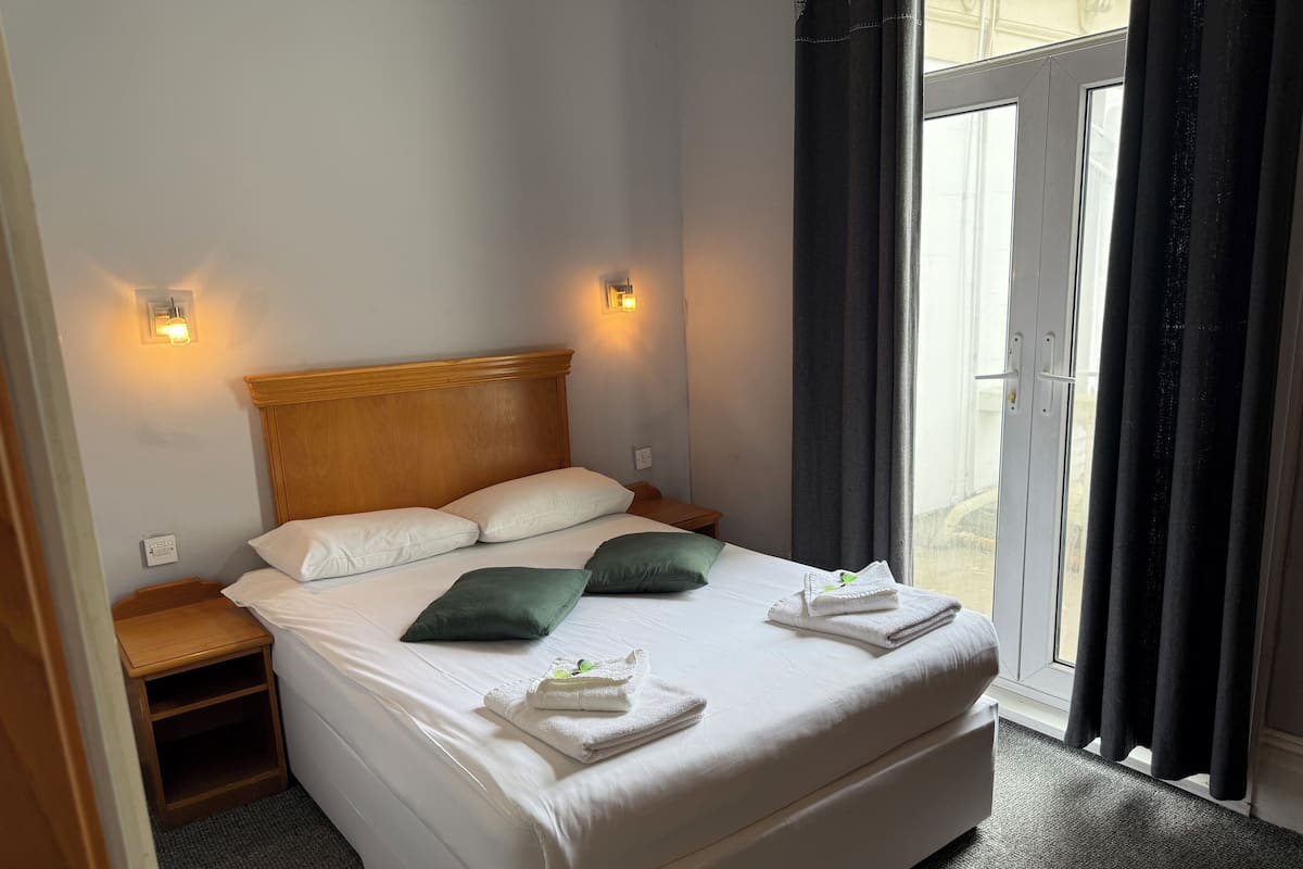 Double Room | Desk, bed sheets