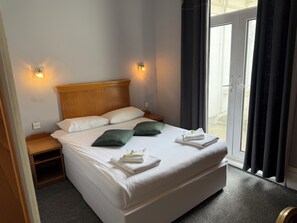 Double Room | Desk, bed sheets - Preston Park Hotel (Brighton)