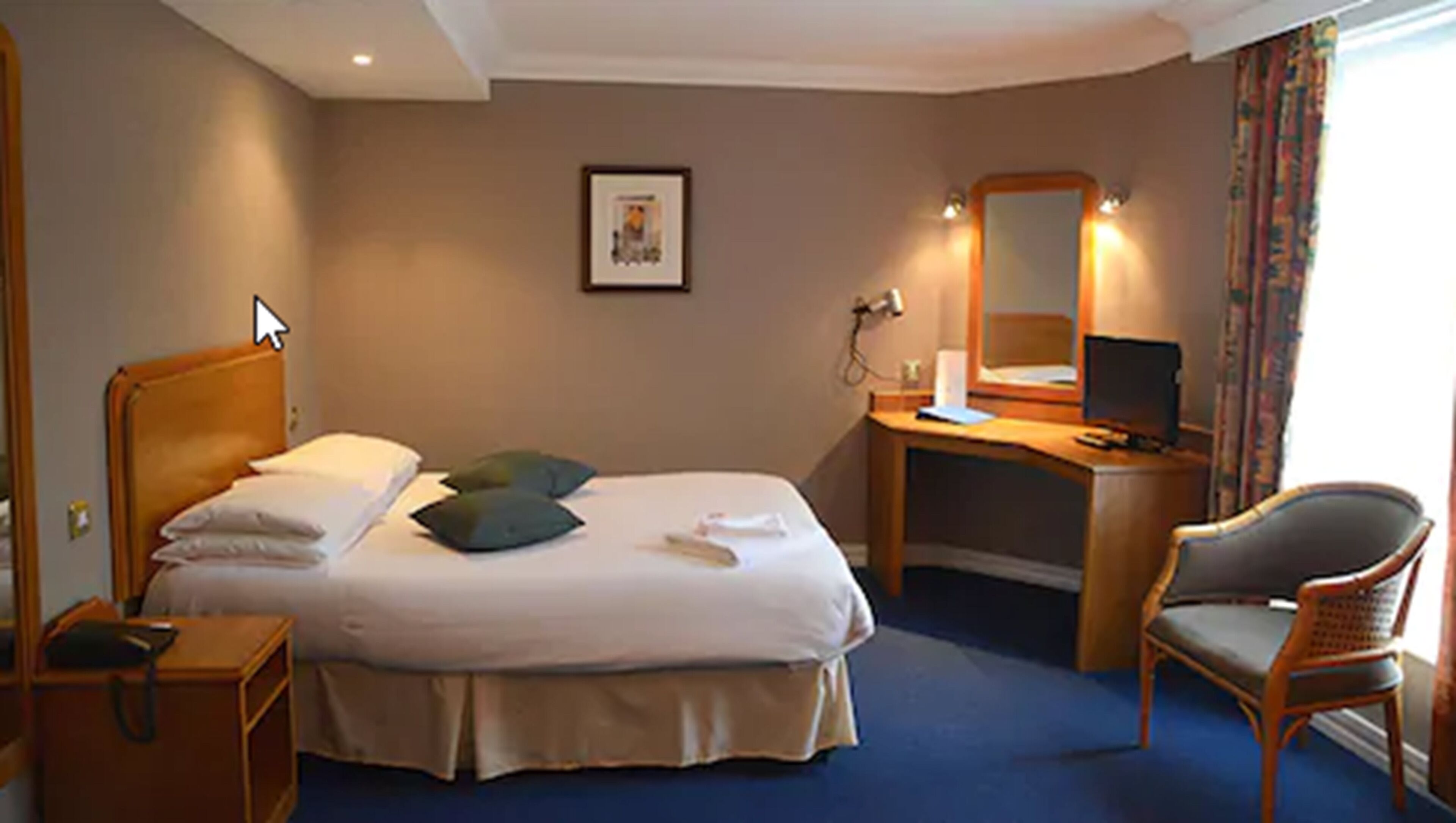 Double Room | Desk, bed sheets