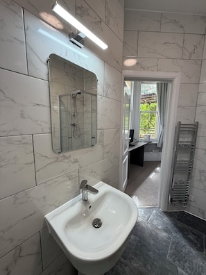 双人房 | 浴室 | 淋浴设施、吹风机、毛巾