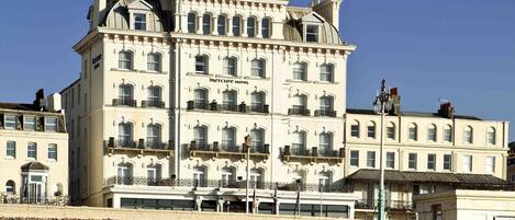 Vista frontal de la propiedad