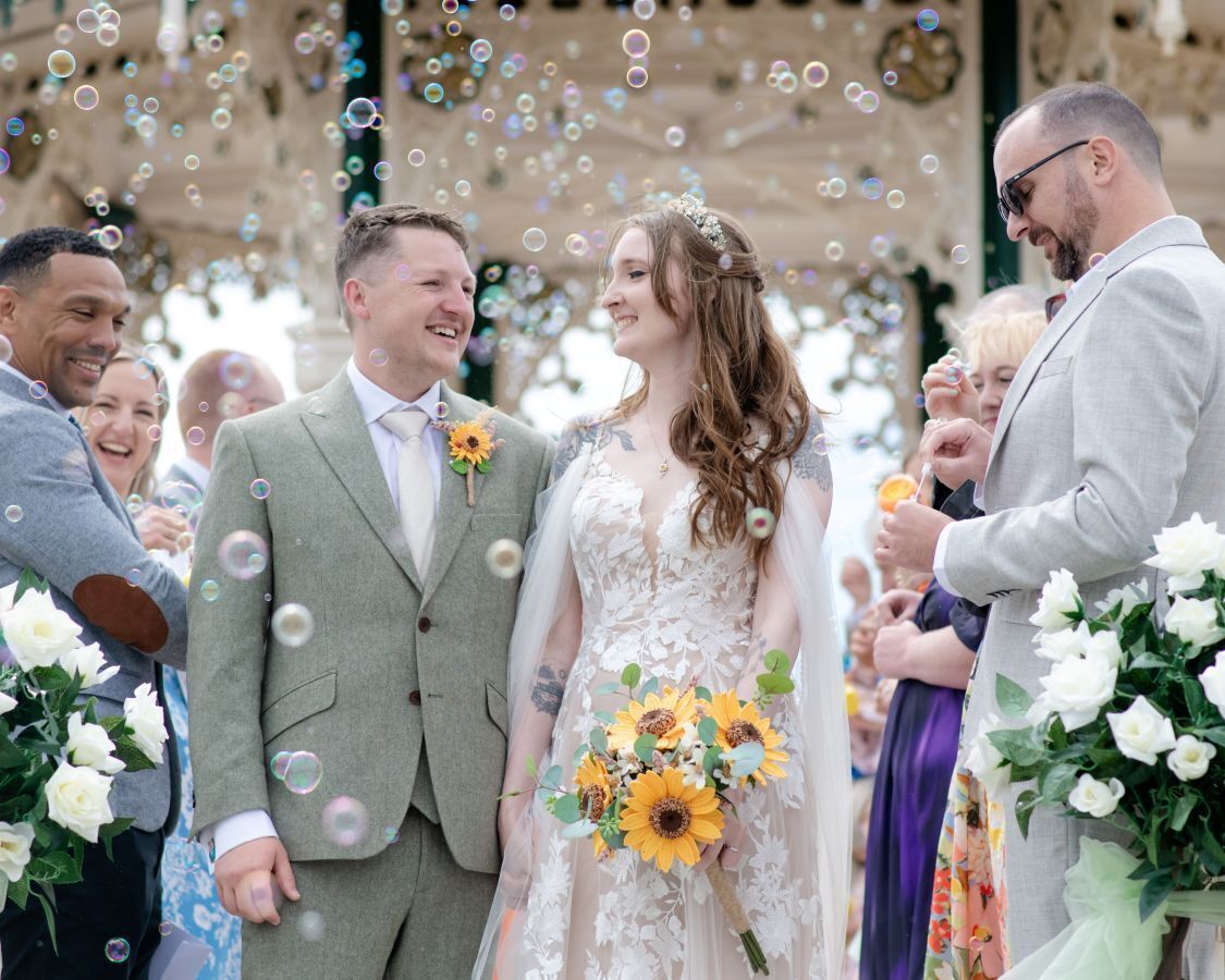 Cerimônia de casamento com convidados e um casal a caráter nupcial.