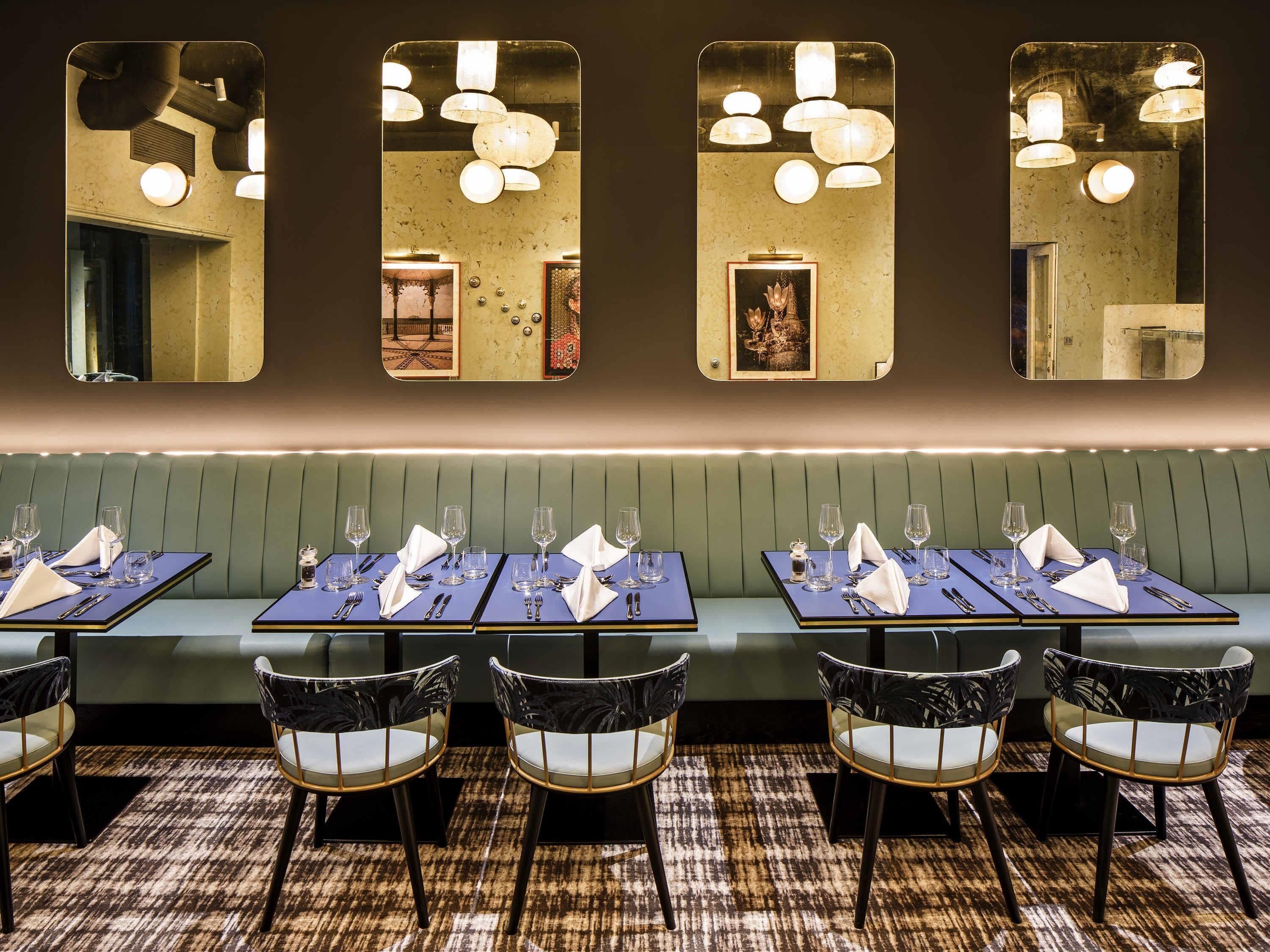 Un restaurante con cabinas, mesas y sillas.