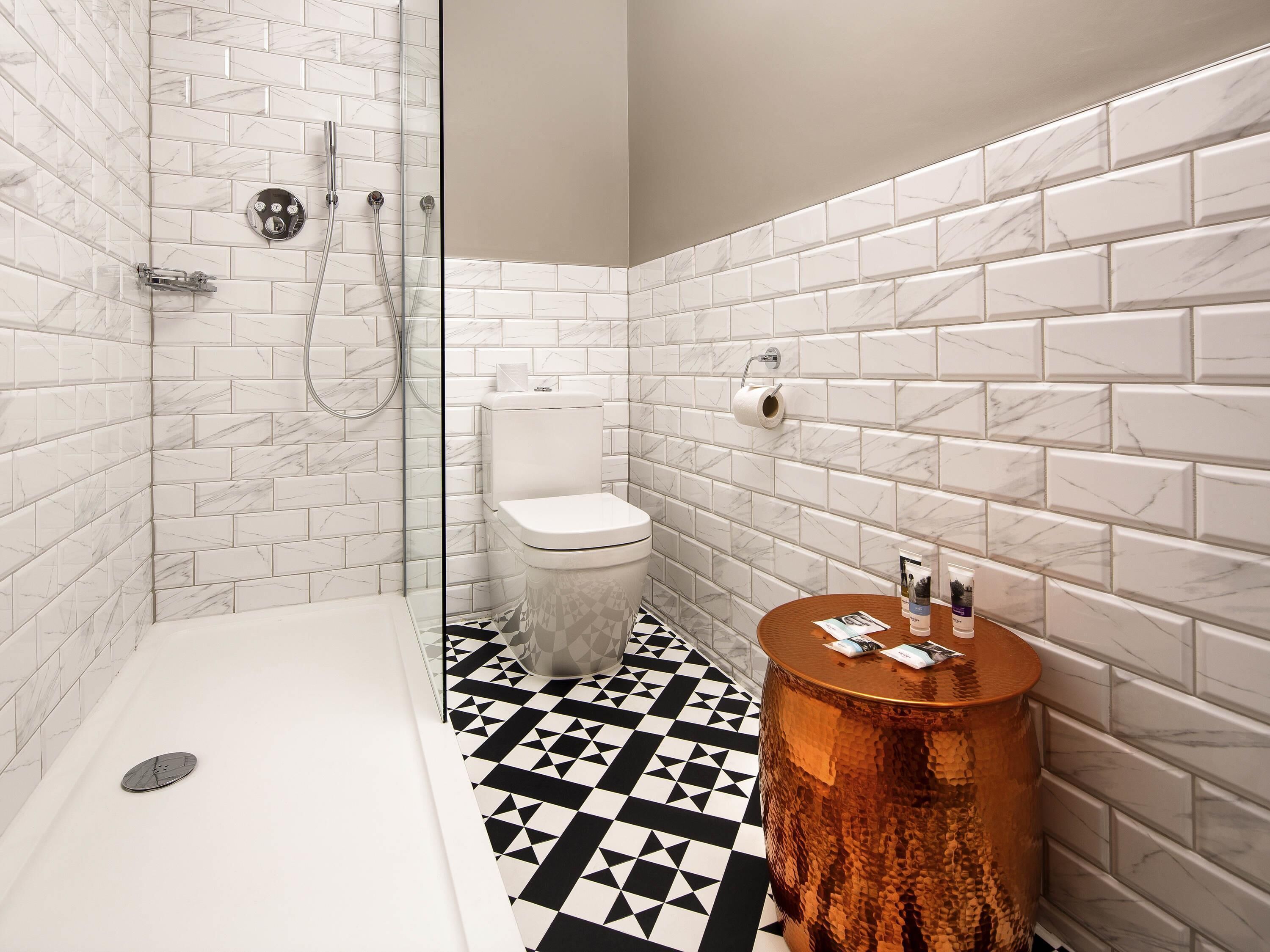 Een kluis op de kamer, een bureau, een strijkplank/strijkijzer