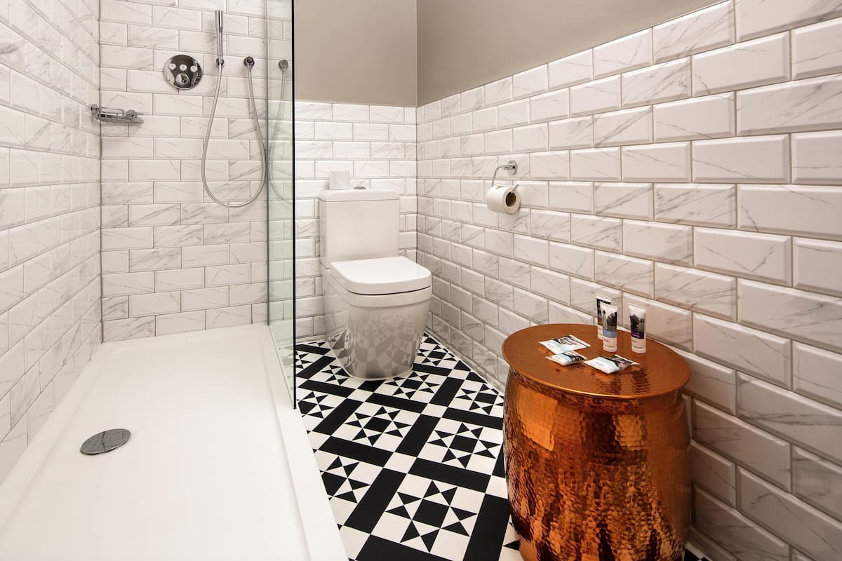 Een kluis op de kamer, een bureau, een strijkplank/strijkijzer