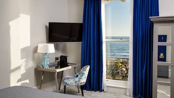 ห้องคลาสสิกดับเบิล, เตียงใหญ่ 1 เตียง | 1 ห้องนอน, ตู้นิรภัยในห้องพัก, โต๊ะทำงาน, เตารีด/โต๊ะรีดผ้า