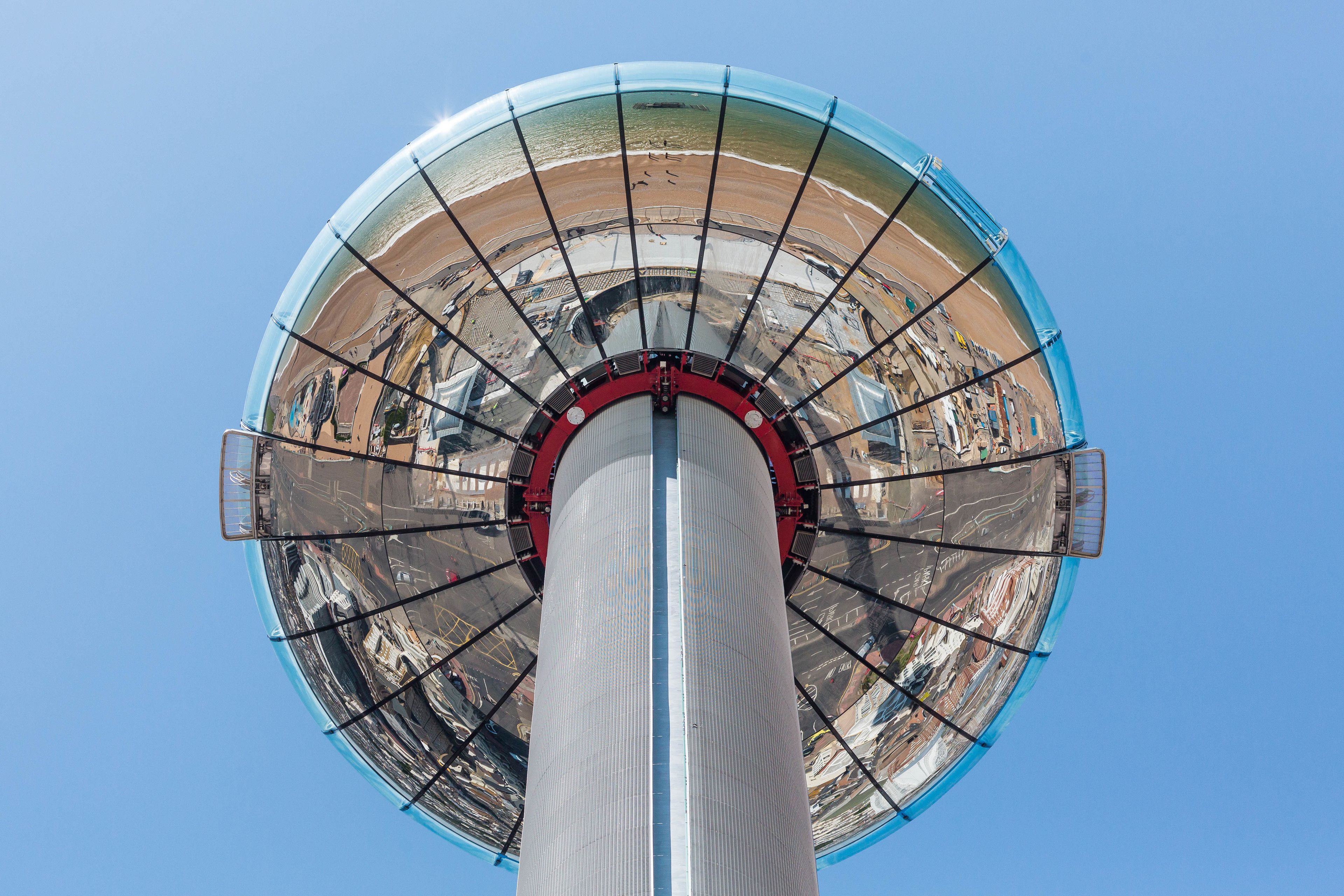 Une grande tour d’observation dotée d’une plateforme circulaire permettant d’admirer le paysage.