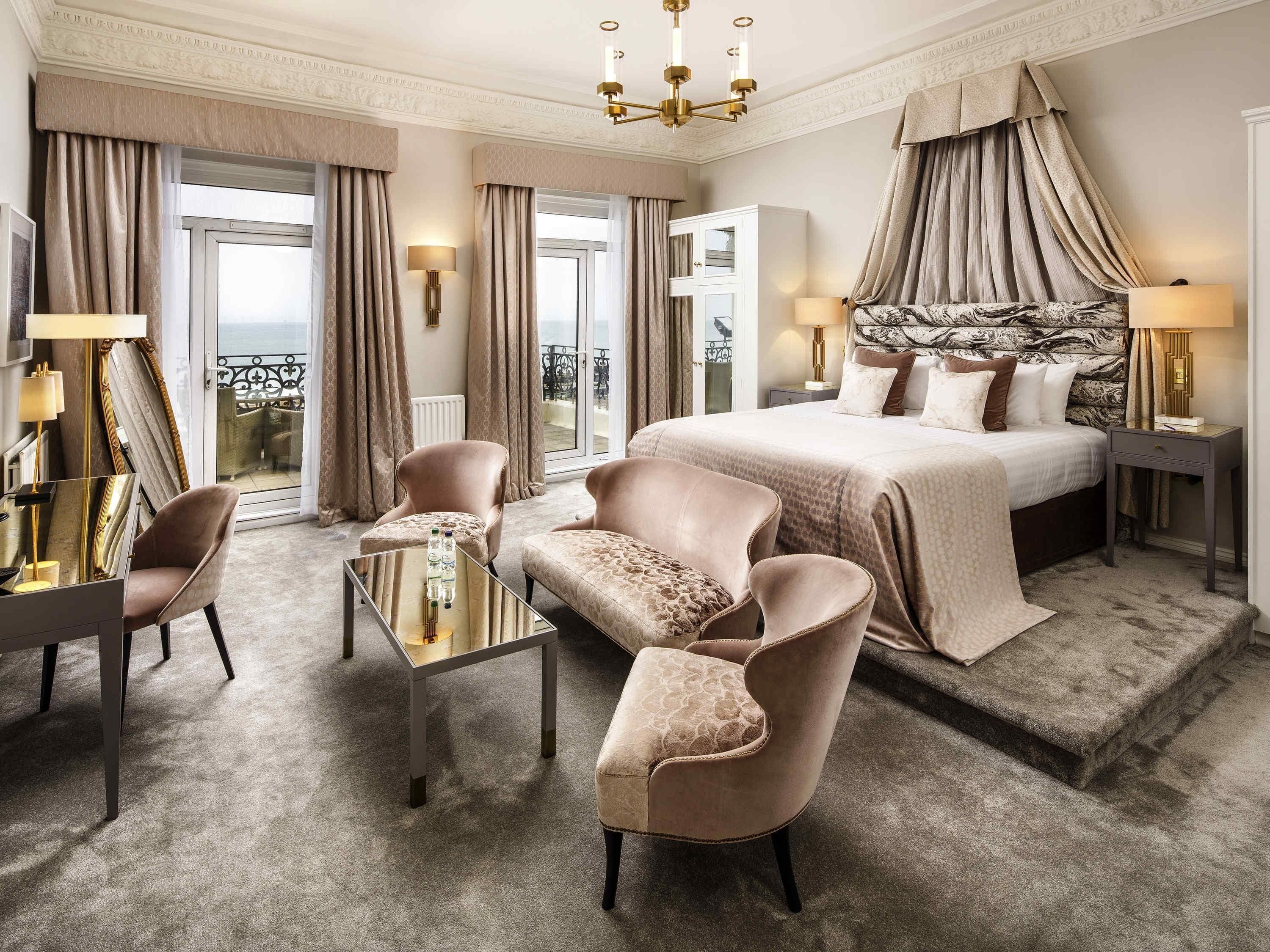 Een kluis op de kamer, een bureau, een strijkplank/strijkijzer