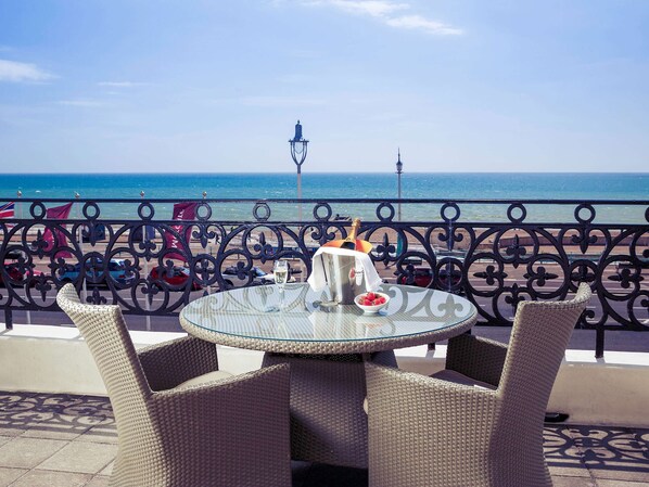 Petit-déjeuner, déjeuner et dîner servis sur place