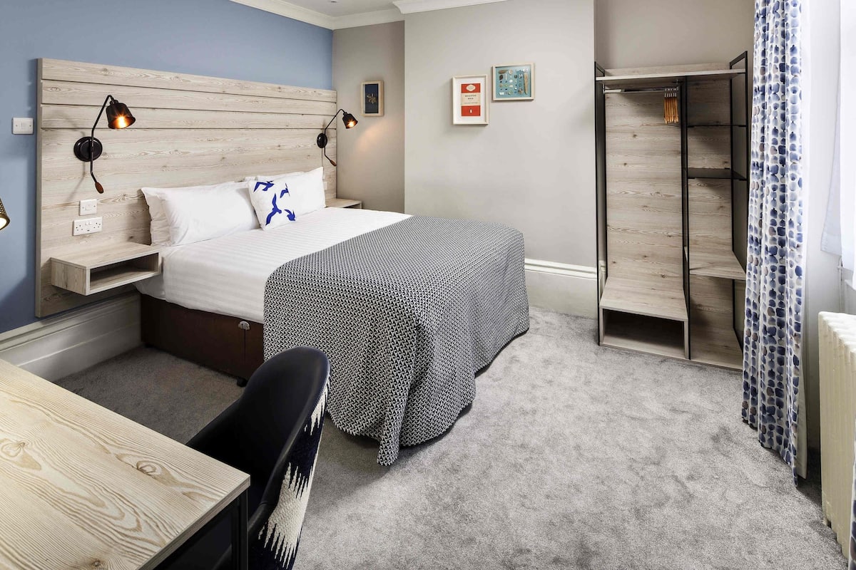 In-room safe, desk, iron/ironing board, free WiFi