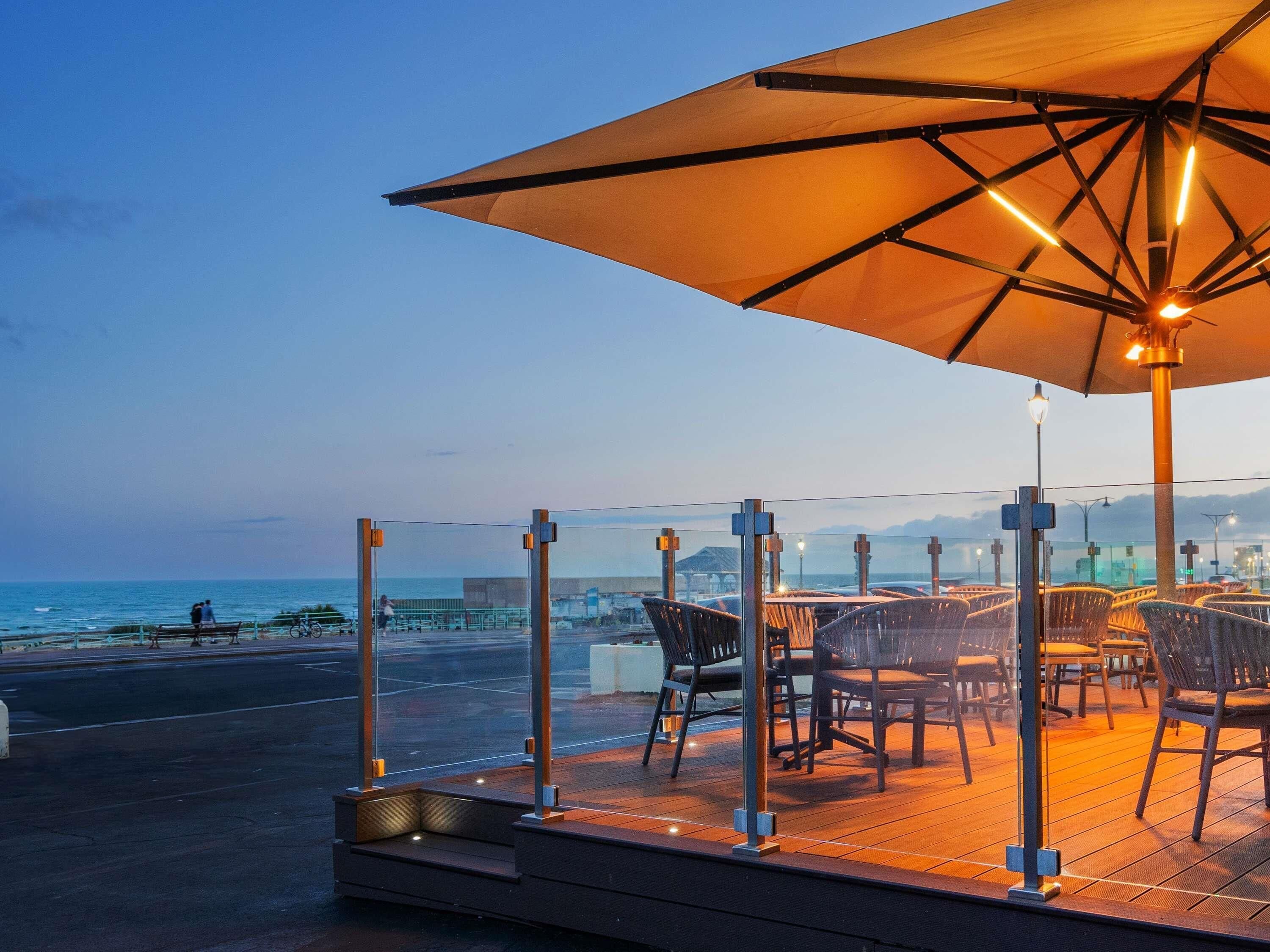 S&#x27;hi serveixen esmorzars, dinars i sopars 