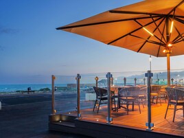 供应早餐、午餐和晚餐