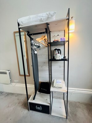 Standard Single Room with 1 single bed | Zimmersafe, Schreibtisch, Bügeleisen/Bügelbrett, kostenloses WLAN