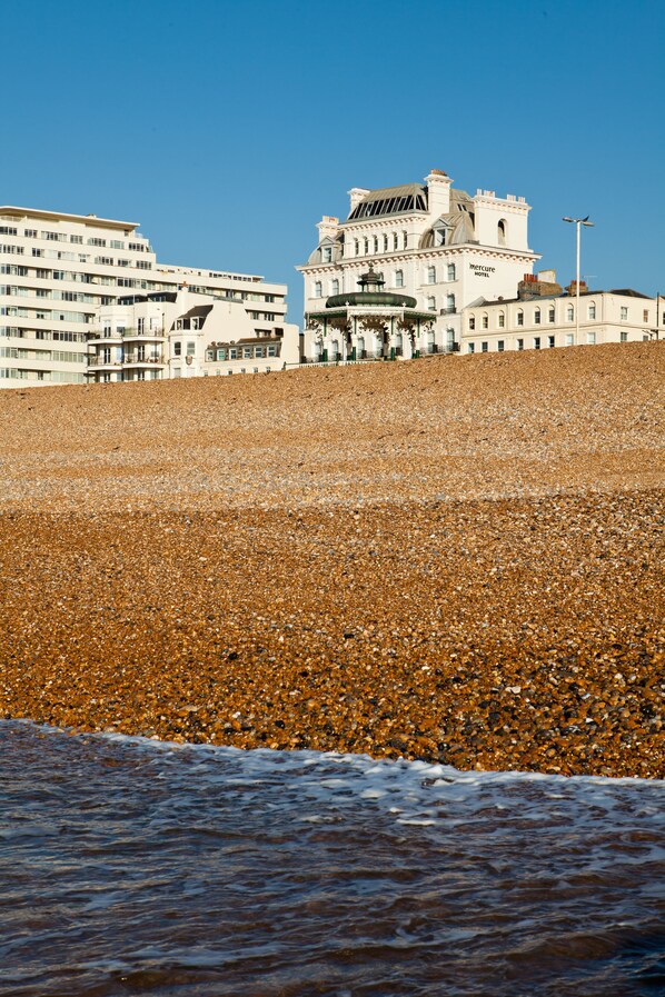 On the beach - Mercure Brighton Seafront Hotel (Brighton)