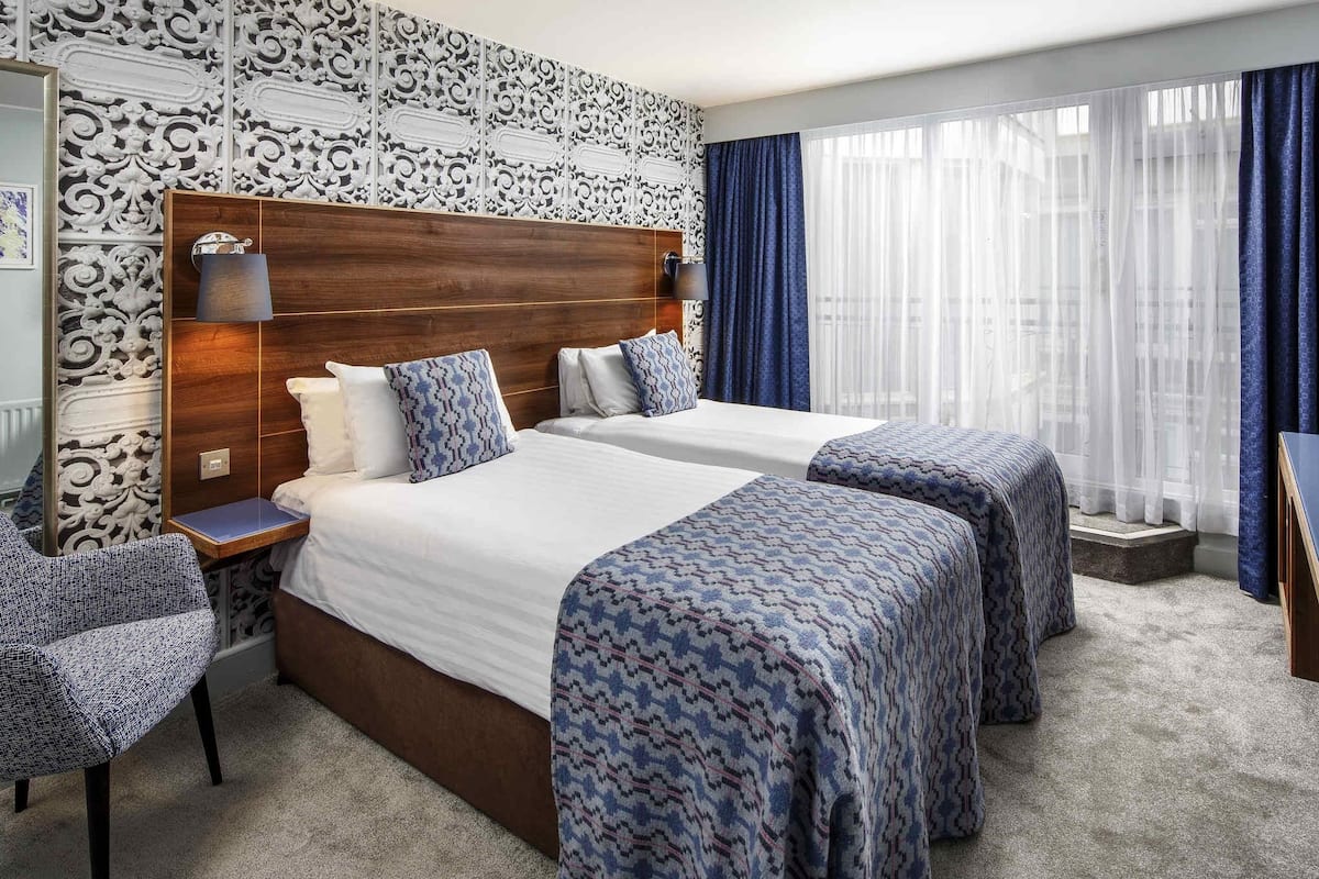 Classic Room, 2 Twin Beds | Värdeförvaringsskåp på rummet, skrivbord och strykjärn/strykbräda
