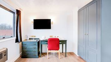Family Room, Multiple Beds | Desk, iron/ironing board, free WiFi, bed sheets