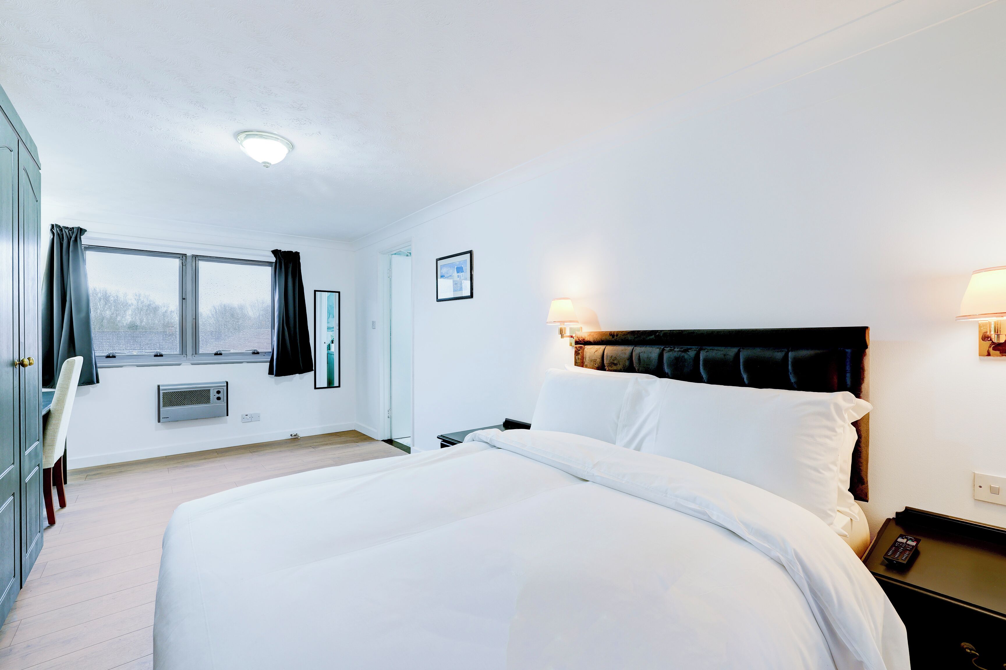 Habitación doble estándar, 1 cama matrimonial | Escritorio, tabla de planchar con plancha, wifi gratis y ropa de cama 