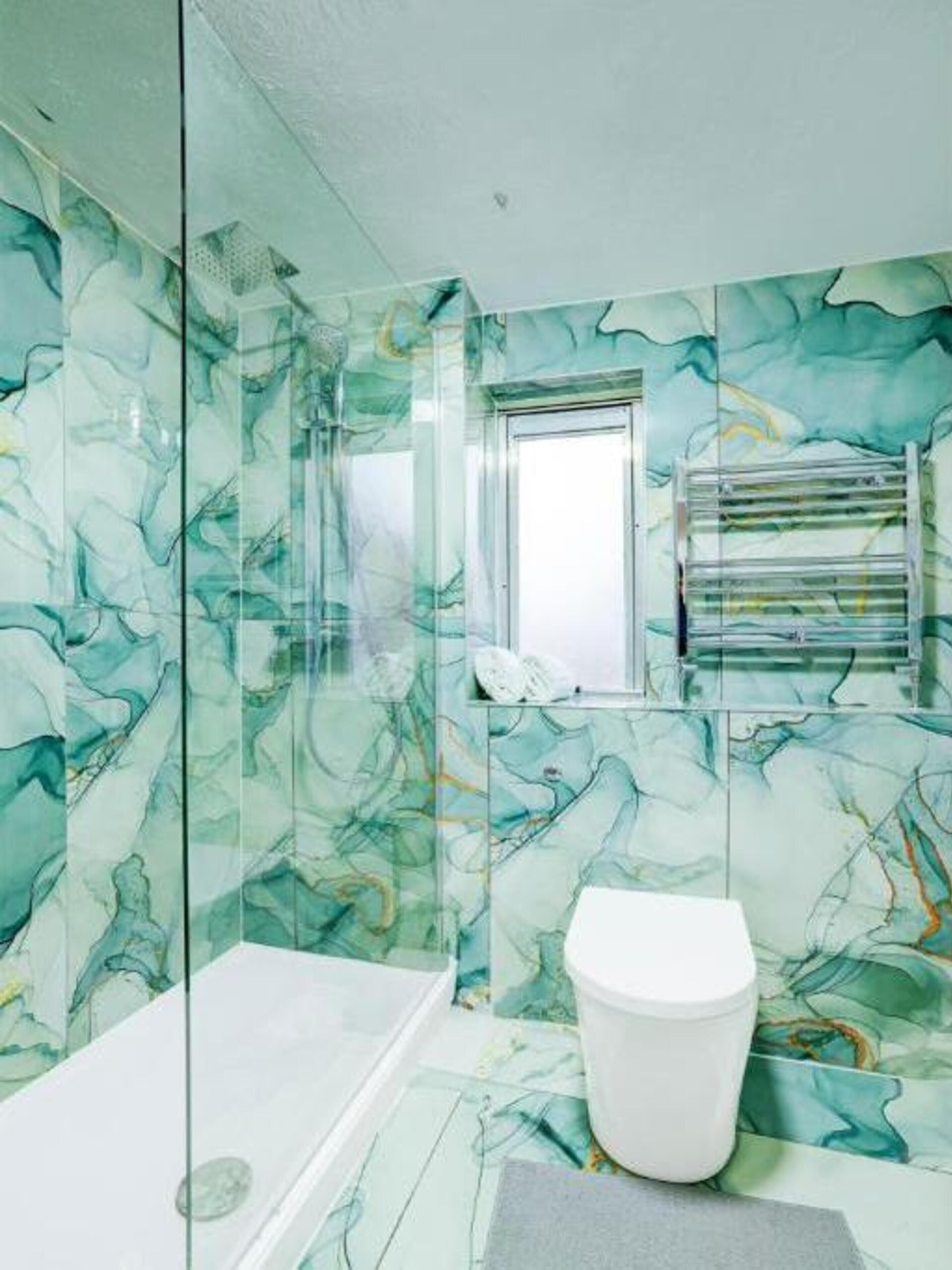 Gratis toiletartikelen, een haardroger, handdoeken, toiletpapier