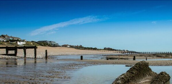 Sur la plage, chaise longue, parasol, serviettes de plage