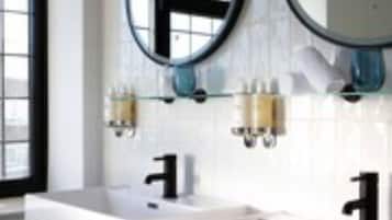 Buồng tắm vòi sen, đồ dùng nhà tắm được thiết kế riêng, máy sấy tóc