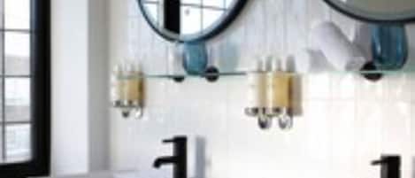 Dusj, designertoalettartikler, hårføner og tøfler