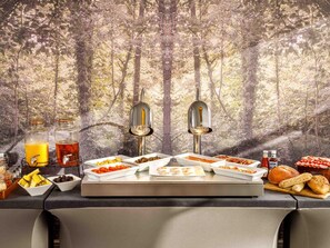 每日供應自助早餐 (每人 GBP17.95)