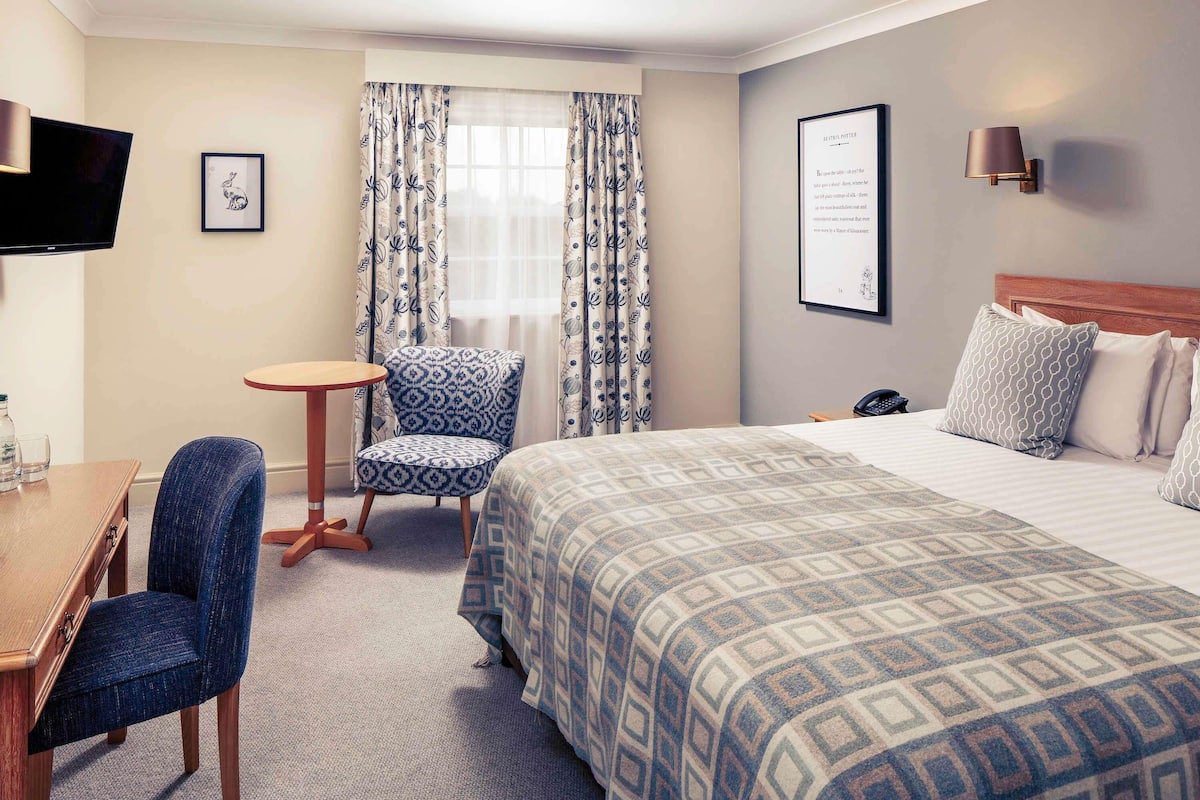 Desk, iron/ironing board, WiFi (free), bed sheets