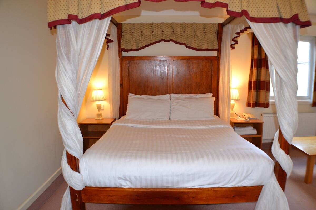 Four Poster Room