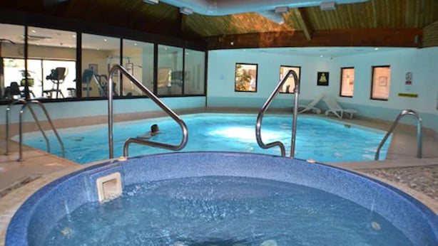 Indoor pool, outdoor pool - Chichester Park Hotel (Chichester)