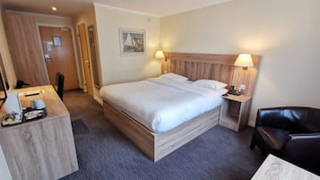 Habitación doble, baño privado | Sistema de insonorización, tabla de planchar con plancha, wifi gratis