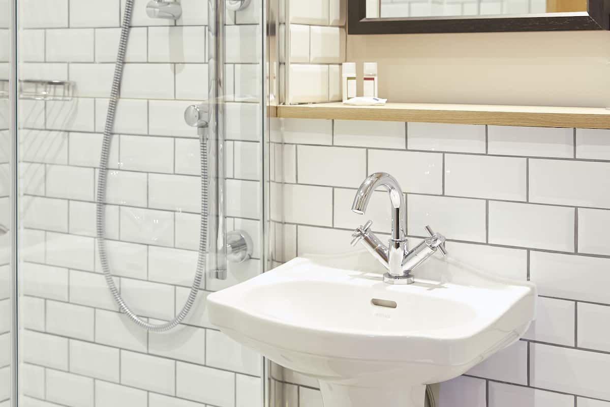 free toiletries, towels