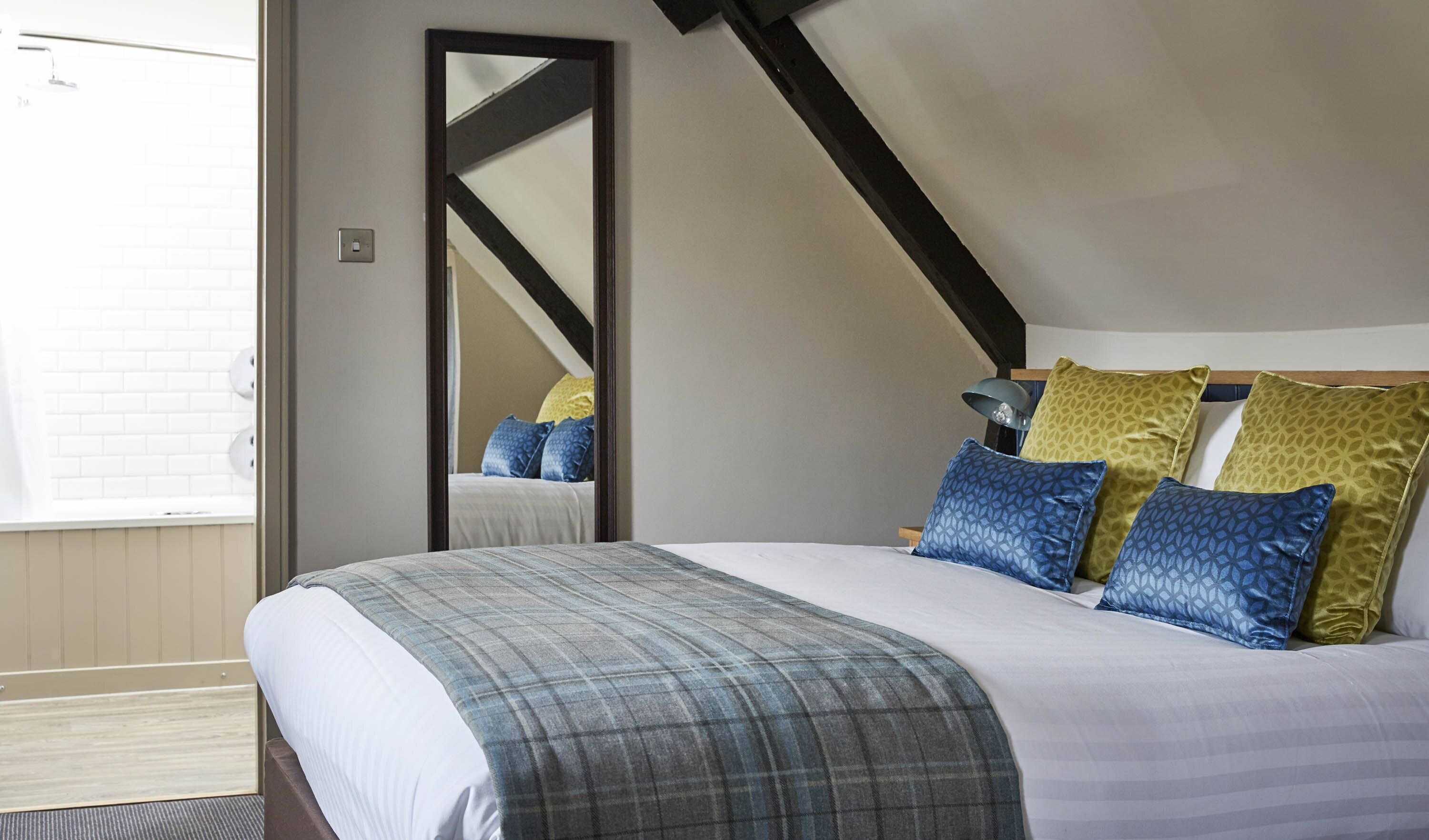 desk, iron/ironing board, free wifi