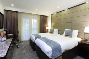 In-room safe, desk, iron/ironing board, free cots/infant beds - Ramada by Wyndham Birmingham Solihull (Solihull)