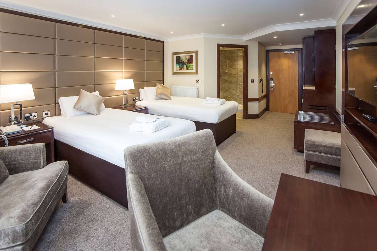 Executive Room, 2 Twin Beds, Non Smoking | In-room safe, desk, iron/ironing board, free cribs/infant beds