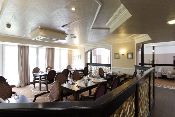 2 restaurants, breakfast, lunch, dinner served; international cuisine 