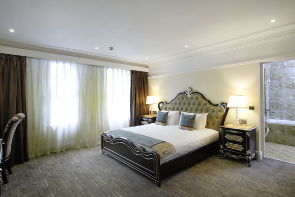 Executive Room, 1 Double Bed, Non Smoking | In-room safe, desk, iron/ironing board, free cots/infant beds