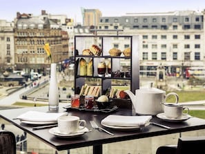 Breakfast, lunch, dinner served; British cuisine, garden views