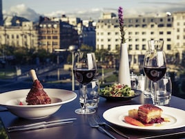 Se sirven desayunos y almuerzos; cocina británica; con vista al jardín