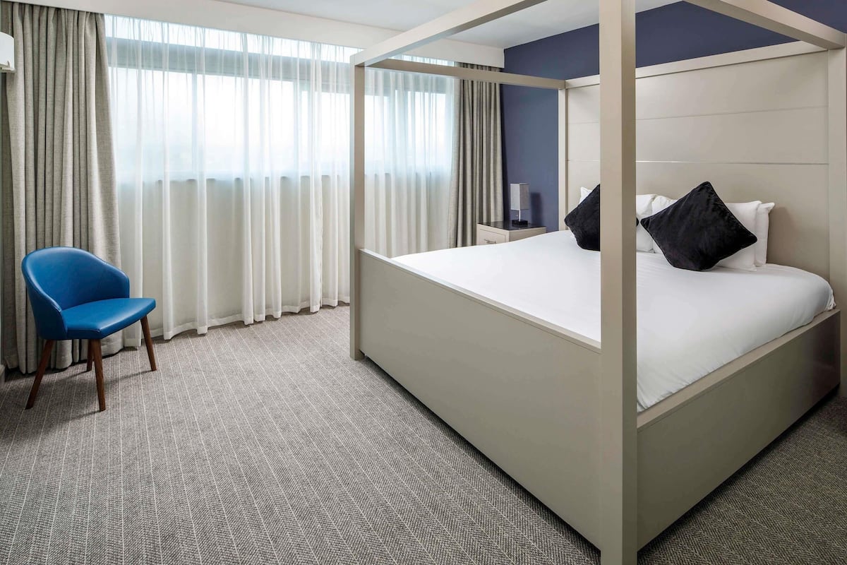 Suite superior, 1 cama matrimonial | Caja de seguridad en la habitación y escritorio