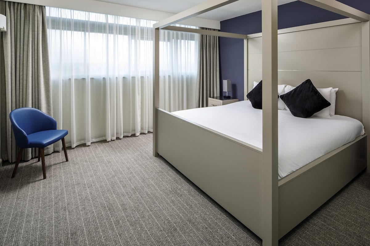 Suite supérieure, 1 lit double | 1 chambre, coffre-fort, bureau, fer et planche à repasser