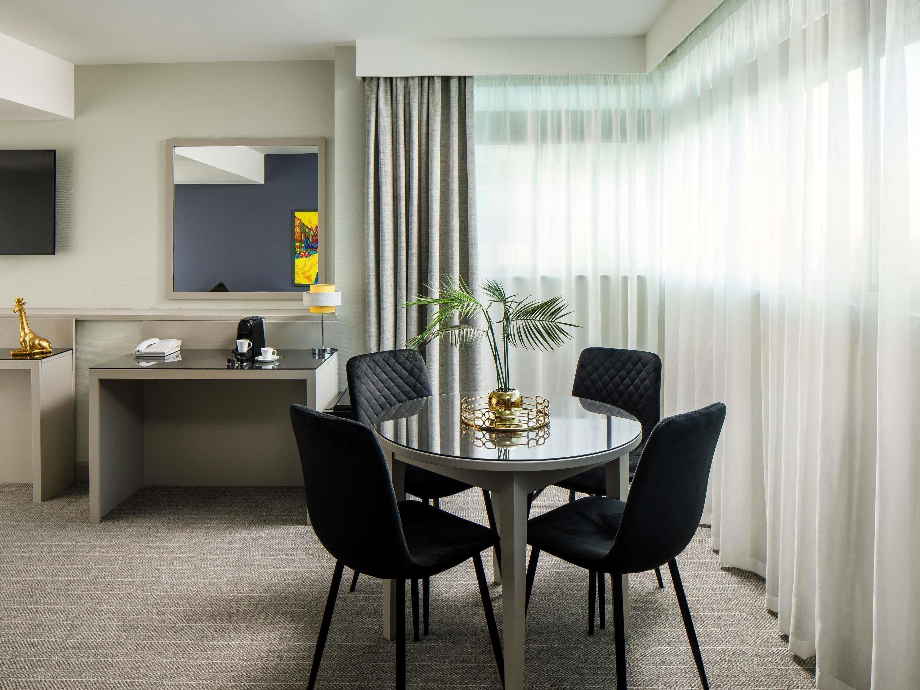 高级套房, 1 张双人床 | 客房内保险箱、办公桌、熨斗/熨衣板、免费 WiFi