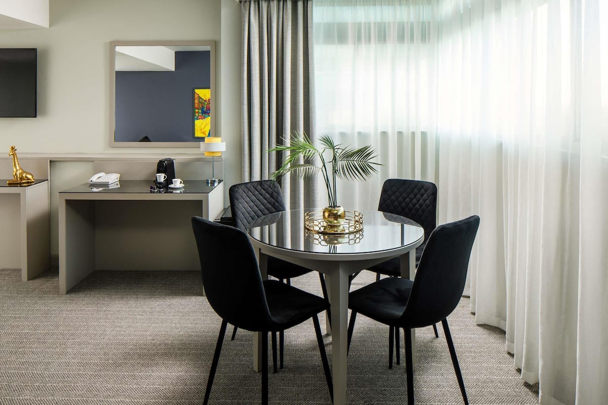 Coffres-forts dans les chambres, bureau, fer et planche à repasser