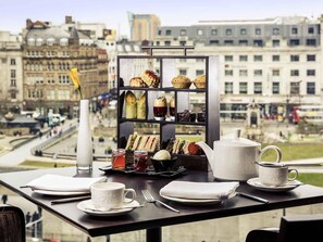 Frühstück, Mittagessen, britische Küche, Blick auf den Garten 