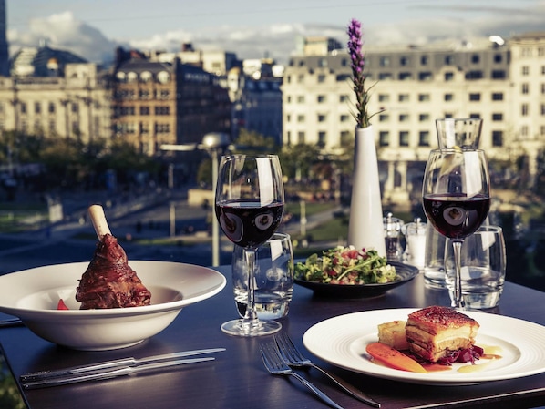 Déjeuner, dßner et souper servis sur place, vue sur le jardin