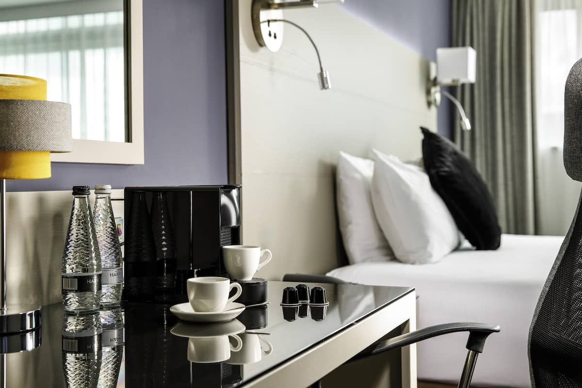 1 chambre, coffre-fort, bureau, fer et planche Ă repasser