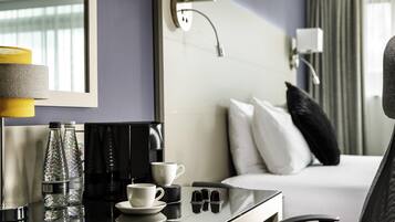 1 camera, una cassaforte in camera, una scrivania, ferro/asse da stiro