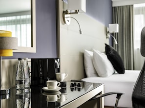 1 habitación, caja de seguridad en la habitación y escritorio