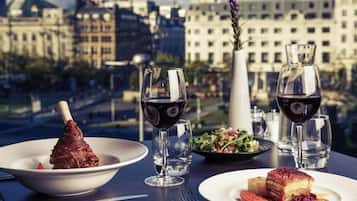 Breakfast, lunch, dinner served; British cuisine, garden views