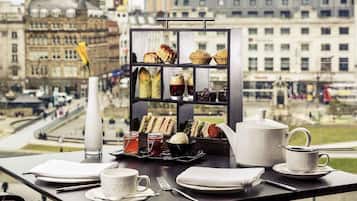 Breakfast, lunch, dinner served; British cuisine, garden views