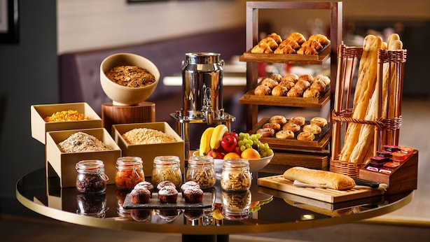 Un bufé de desayuno con diferentes alimentos y acompañamientos.
